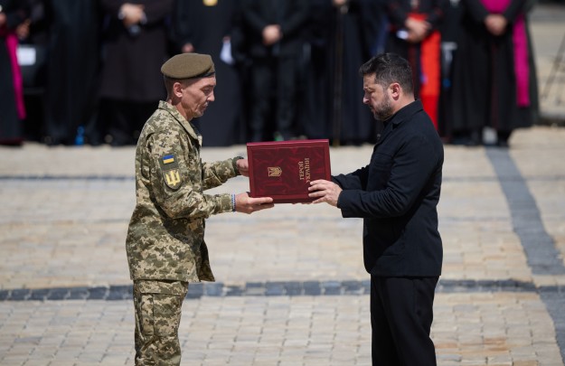 У День Української Державності Президент відзначив нагородами військових і цивільних та вручив паспорти юним українцям
