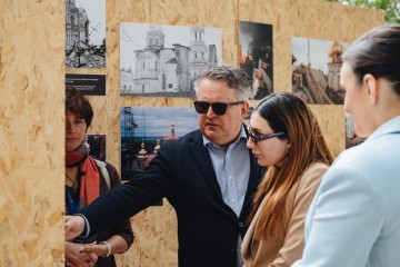 Сергій Кислиця зустрівся з американською блогеркою Лорою Лумер і разом із нею відвідав Києво-Печерську лавру, по якій росіяни завдали дронового удару 