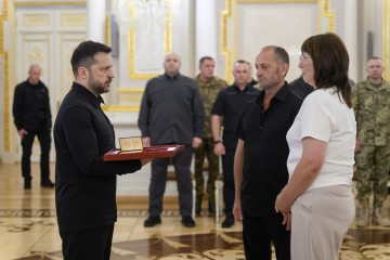Сміливість нашого народу дозволила Україні вистояти протягом усіх років цієї війни – Президент під час вручення нагород українським воїнам
