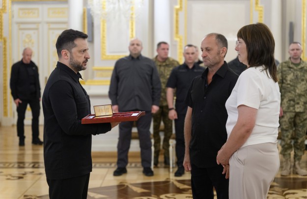 Сміливість нашого народу дозволила Україні вистояти протягом усіх років цієї війни – Президент під час вручення нагород українським воїнам