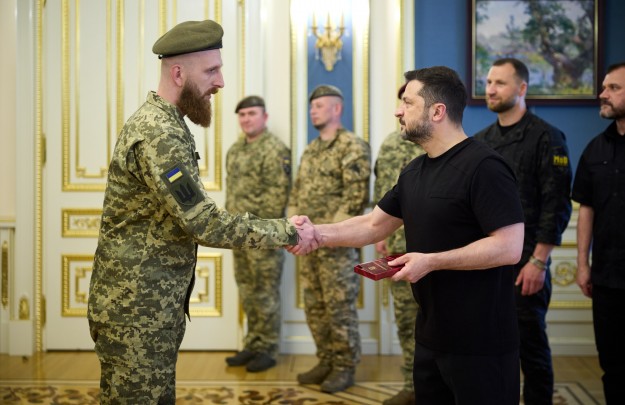 Президент привітав військовослужбовців Військ зв’язку та кібербезпеки з професійним святом і відзначив їх державними нагородами