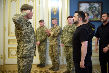 Президент вручив державні нагороди військовослужбовцям Військ зв’язку та кібербезпеки ЗСУ