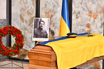 Полковник Євген Коновалець повертається додому, в Україну: у Роттердамі відбулася церемонія ексгумації його останків