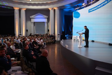 Президент зустрівся з учасниками Українського молодіжного форуму та відзначив їх державними нагородами