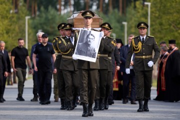 Президент узяв участь у церемонії перепоховання полковника Євгена Коновальця на Національному військовому меморіальному кладовищі