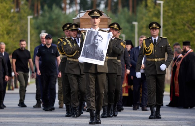 Президент узяв участь у церемонії перепоховання полковника Євгена Коновальця на Національному військовому меморіальному кладовищі