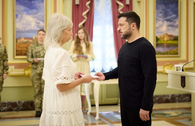 We Continue the Tradition of Gratitude to Ukrainian Warriors – President at Ceremony to Present 25 Housing Certificates to Heroes of Ukraine and Families of Fallen Defenders