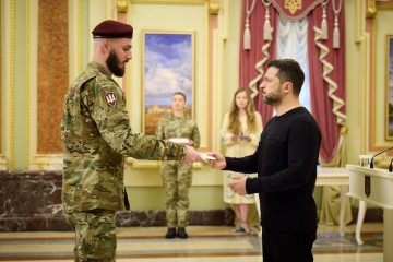 Президент вручив сертифікати на отримання квартир Героям України та рідним загиблих Героїв