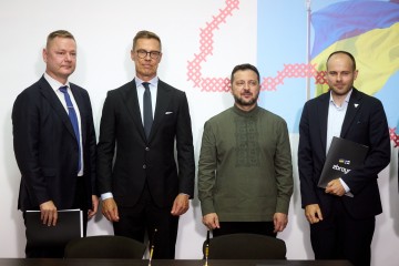 Україна та Фінляндія підписали три документи про співпрацю у розвитку спроможностей на землі, на морі та в повітрі 