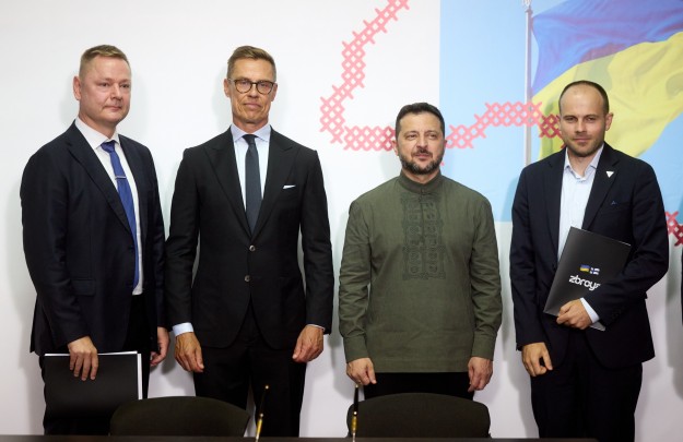 Україна та Фінляндія підписали три документи про співпрацю у розвитку спроможностей на землі, на морі та в повітрі 