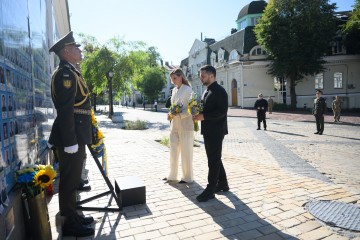 On the 35th Anniversary of the Restoration of Ukraine’s Independence, the President and First Lady Honored the Memory of Fallen Warriors