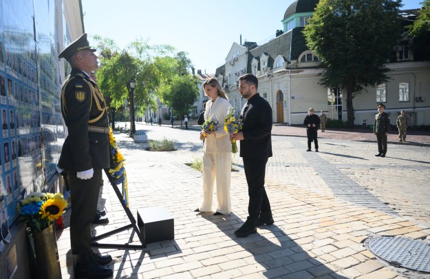 On the 35th Anniversary of the Restoration of Ukraine’s Independence, the President and First Lady Honored the Memory of Fallen Warriors