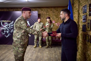 Президент зустрівся з воїнами 80-ї окремої десантно-штурмової Галицької бригади, які виконують завдання на Олександрівському напрямку 