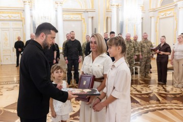 Ми шануємо українських воїнів, ми шануємо сміливість народу України – Президент під час вручення нагород захисникам і рідним загиблих військових