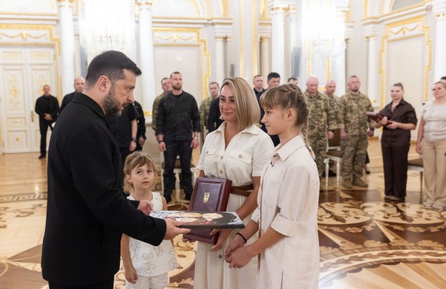 Ми шануємо українських воїнів, ми шануємо сміливість народу України – Президент під час вручення нагород захисникам і рідним загиблих військових