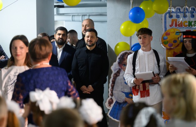 Президент поспілкувався з учнями в одній зі шкіл на Київщині та привітав їх із початком нового навчального року