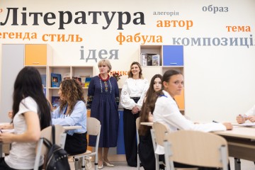 У День знань Олена Зеленська відвідала один із навчальних закладів Київщини, де була присутньою на уроці «Мова гідності»