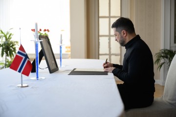 Україна завжди з глибокою вдячністю пам'ятатиме підтримку Його Величності – Президент у резиденції посла Норвегії зробив запис у книзі співчуття