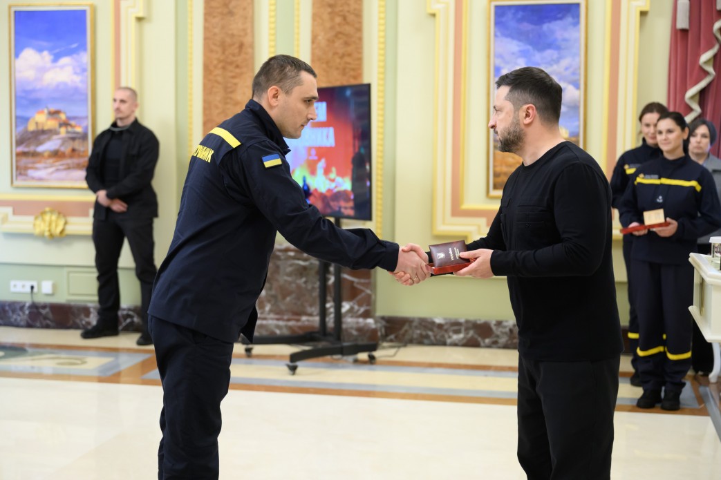 Президент привітав працівників і працівниць ДСНС із Днем рятівника та відзначив їх державними нагородами
