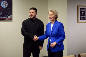 Володимир Зеленський та Урсула фон дер Ляєн обговорили фінансову стійкість України цього й наступного року і додаткові санкції проти Росії