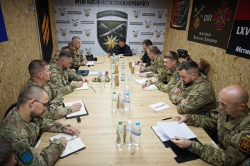 Президент провів координаційну нараду з командирами корпусів, бригад, батальйонів щодо нагальних потреб армії та розвитку дронових і антидронових технологій