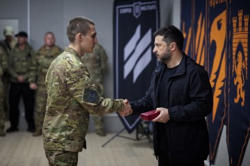 Президент поспілкувався з воїнами 21-го окремого полку безпілотних систем Kraken про масштабування безпілотної складової війська та розвиток напряму НРК
