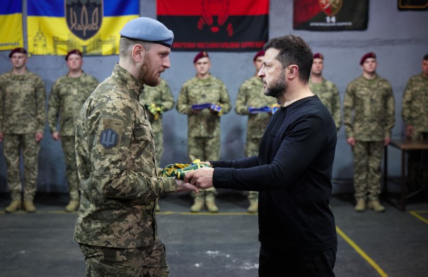 Саме наші воїни переважають у застосуванні технологій на фронті – Президент під час звернення до військовослужбовців напередодні Дня захисників і захисниць України