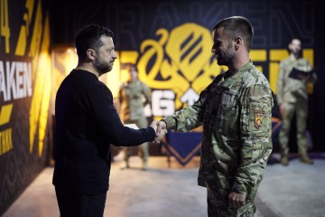 Президент поспілкувався з воїнами 21-го окремого полку безпілотних систем Kraken про масштабування безпілотної складової війська та розвиток напряму НРК