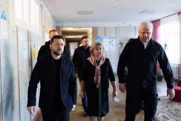 Президент зустрівся з директоркою та вчителями київської школи, у яку сьогодні вранці влучив російський «шахед»