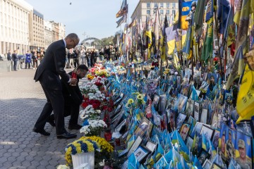Президент України та Федеральний канцлер Німеччини на майдані Незалежності вшанували пам'ять загиблих українських воїнів