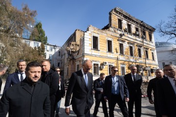 Володимир Зеленський і Фрідріх Мерц поспілкувалися з рятувальниками, які ліквідовували наслідки цілеспрямованого російського удару по будівлі НАН у Києві
