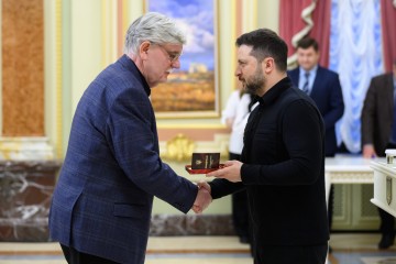 Президент привітав освітян із професійним святом та відзначив їх державними нагородами