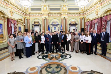 Президент привітав освітян із професійним святом і відзначив їх державними нагородами
