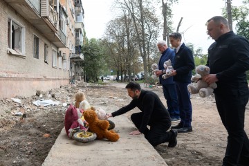 У Прилуках Президент разом із міністром закордонних справ Великої Британії вшанував пам’ять людей, які загинули внаслідок російського удару по п’ятиповерхівці