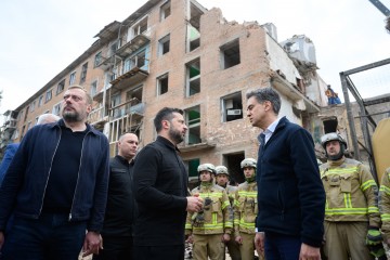 Президент вшанував памʼять людей, які загинули внаслідок російського удару по Прилуках, та поспілкувався з постраждалими