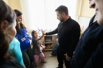 У лікарні Прилук Президент подякував медикам, які допомагають постраждалим після російського удару