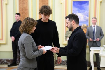 Президент вручив сертифікати на квартири Героям і рідним полеглих Героїв