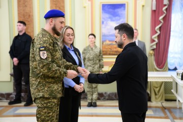 Президент вручив 20 сертифікатів на квартири Героям України та рідним загиблих захисників, удостоєних найвищого звання посмертно 